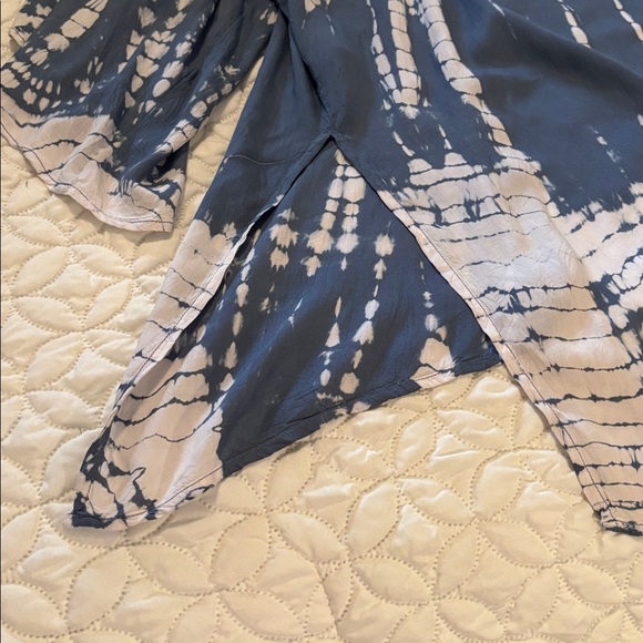 American Eagle Outfitters Blue and White Patterned Kimono 33” long Open & Flows - Picture 7 of 8
